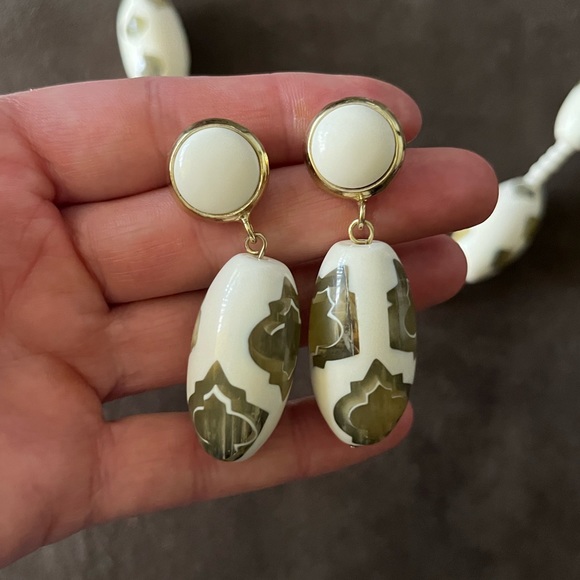 CHICOS beaded necklace and matching earrings - Picture 4 of 9